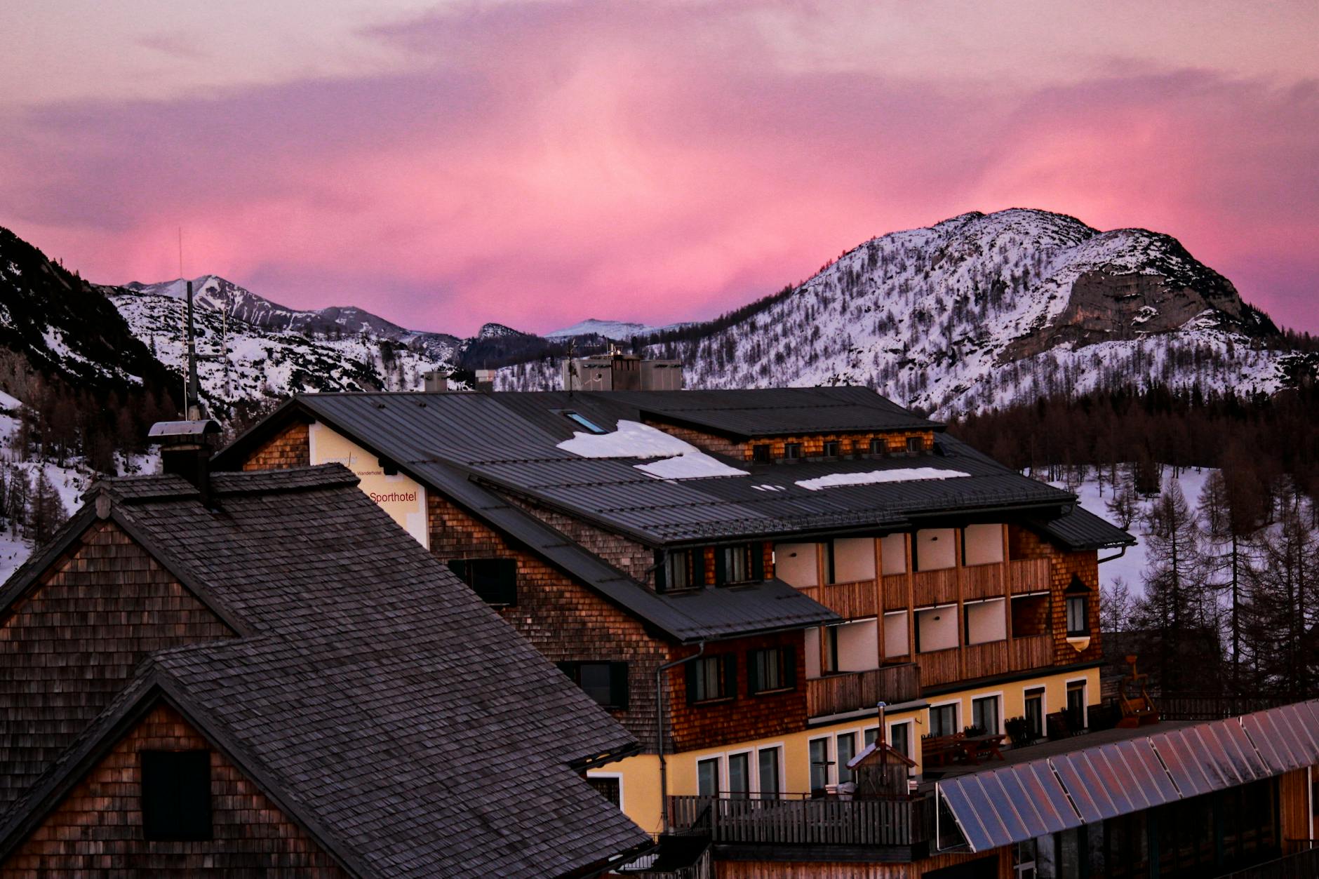 Kaminabend im Winter-Lodge